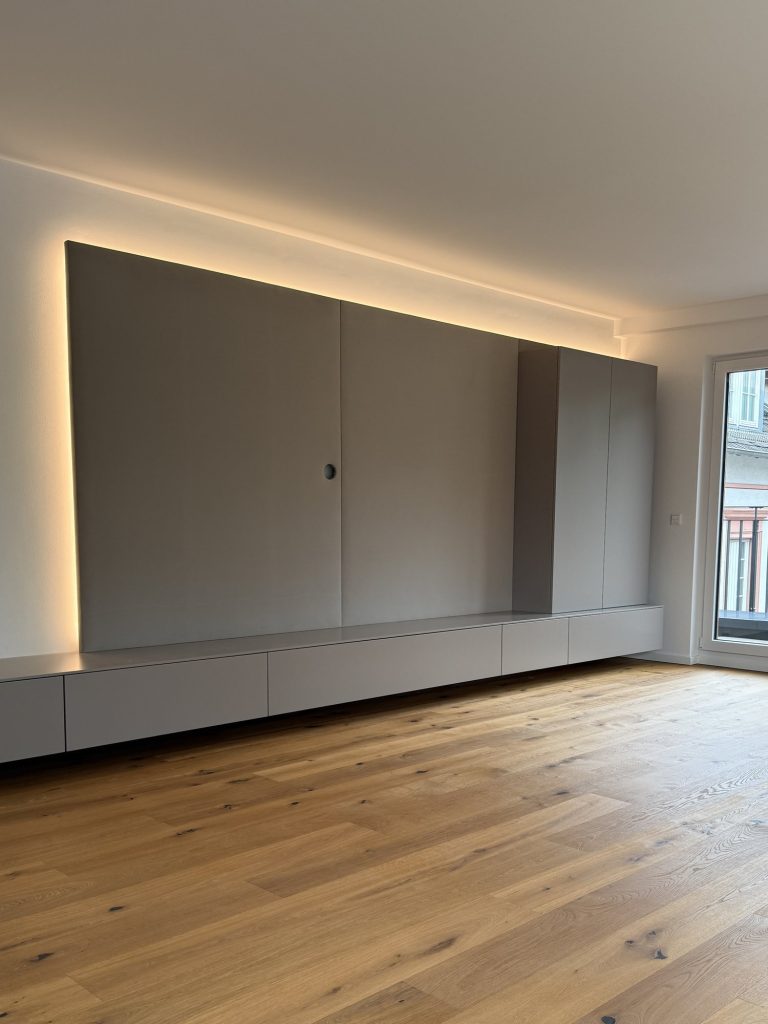 Wohnwand mit Licht und verdecktem Schrank – Bild 3