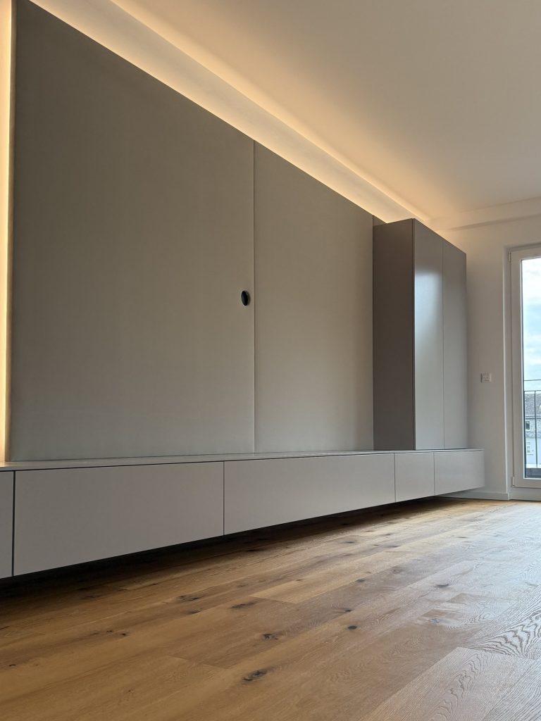 Wohnwand mit Licht und verdecktem Schrank – Bild 4
