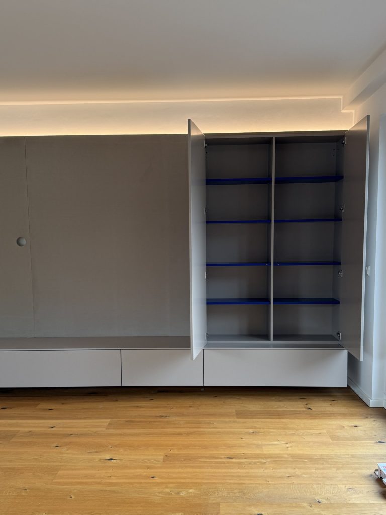 Wohnwand mit Licht und verdecktem Schrank – Bild 5