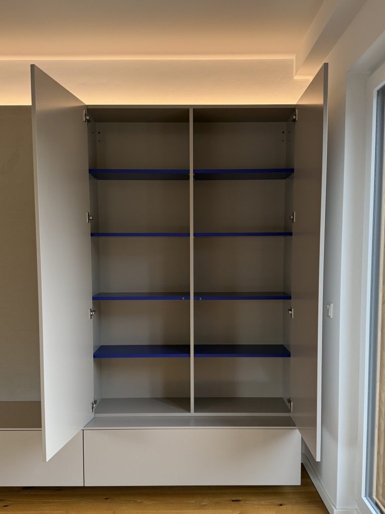 Wohnwand mit Licht und verdecktem Schrank – Bild 6