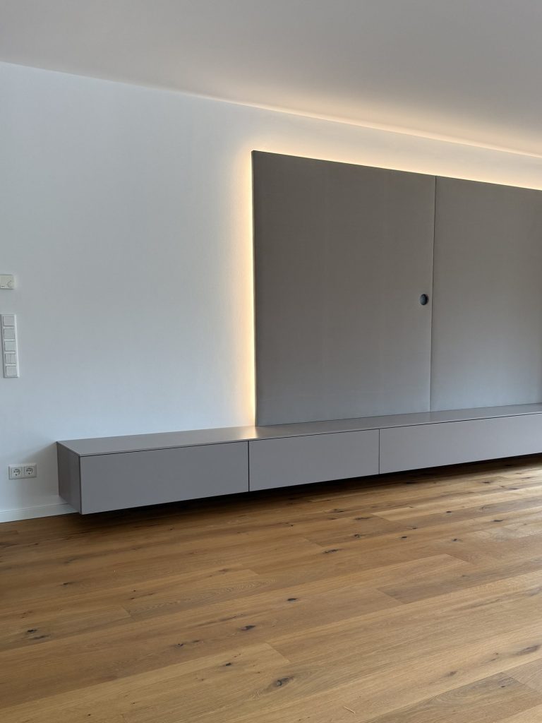 Wohnwand mit Licht und verdecktem Schrank – Bild 7