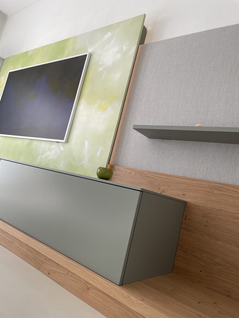 Wohnwand mit Vitrine und Eichenpodest – Bild 1