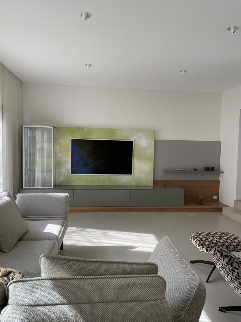Wohnwand mit Vitrine und Eichenpodest – Bild 3