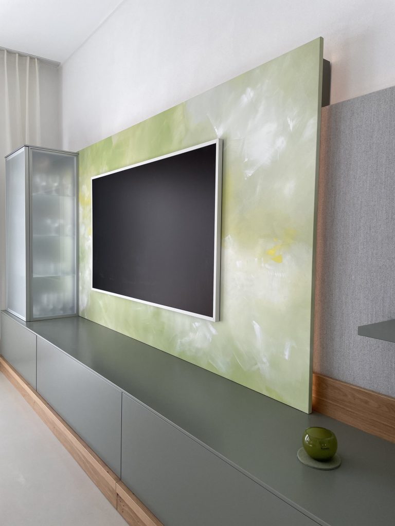 Wohnwand mit Vitrine und Eichenpodest – Bild 5
