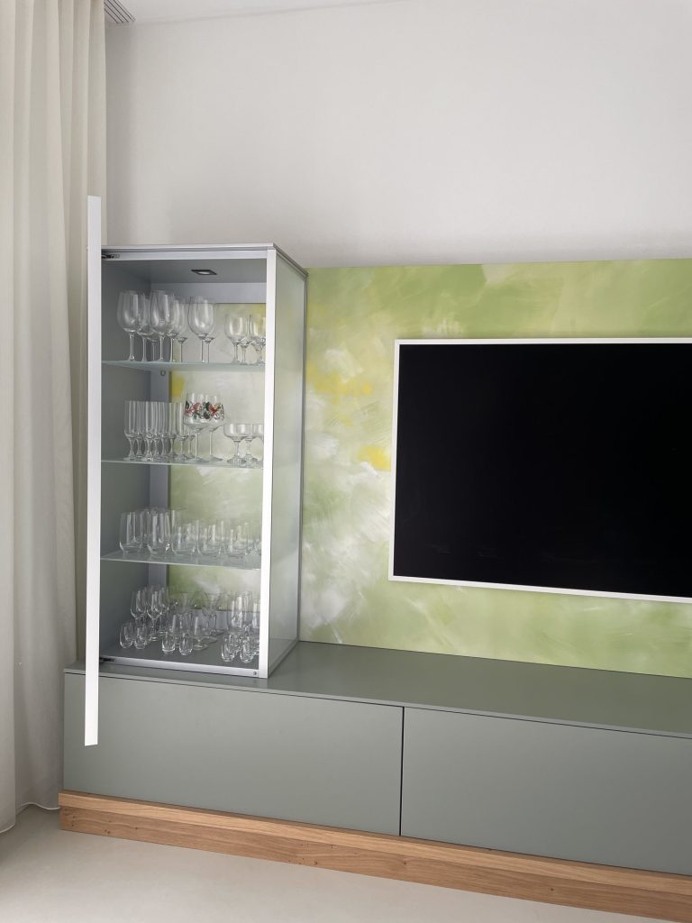 Wohnwand mit Vitrine und Eichenpodest – Bild 6