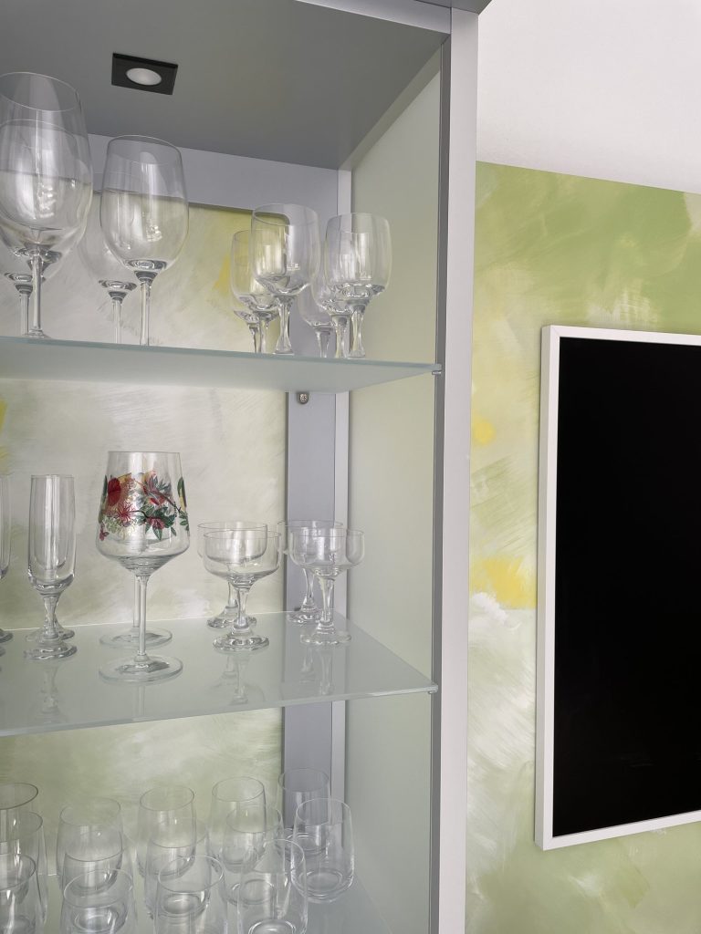 Wohnwand mit Vitrine und Eichenpodest – Bild 7