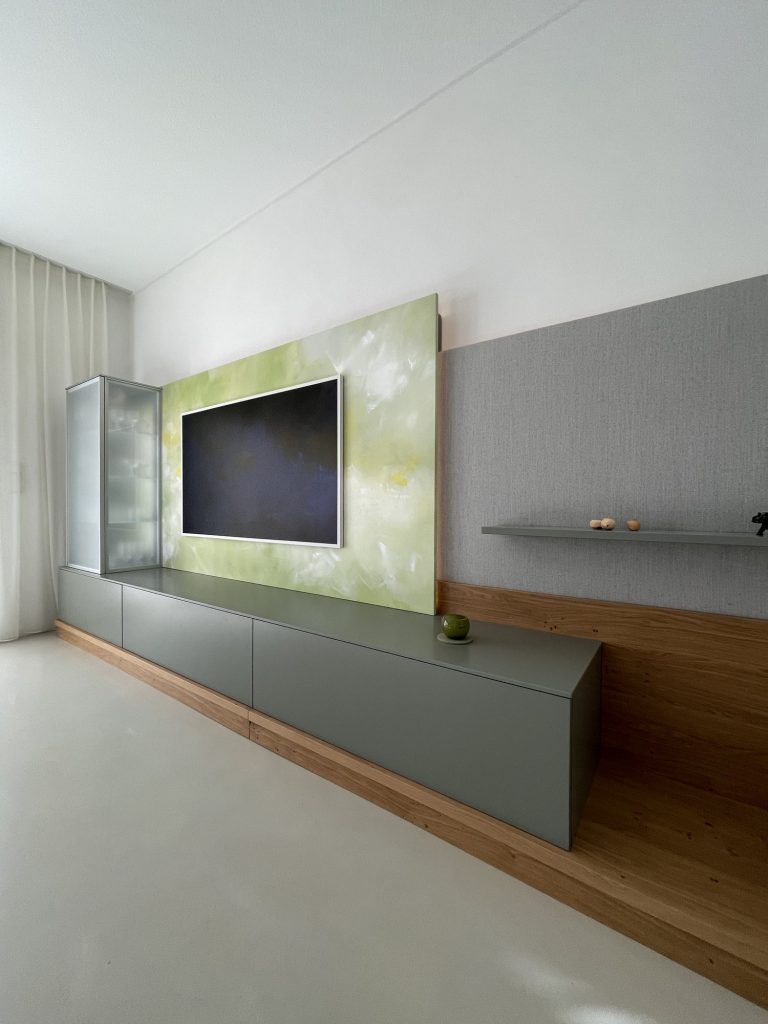 Wohnwand mit Vitrine und Eichenpodest – Bild 8