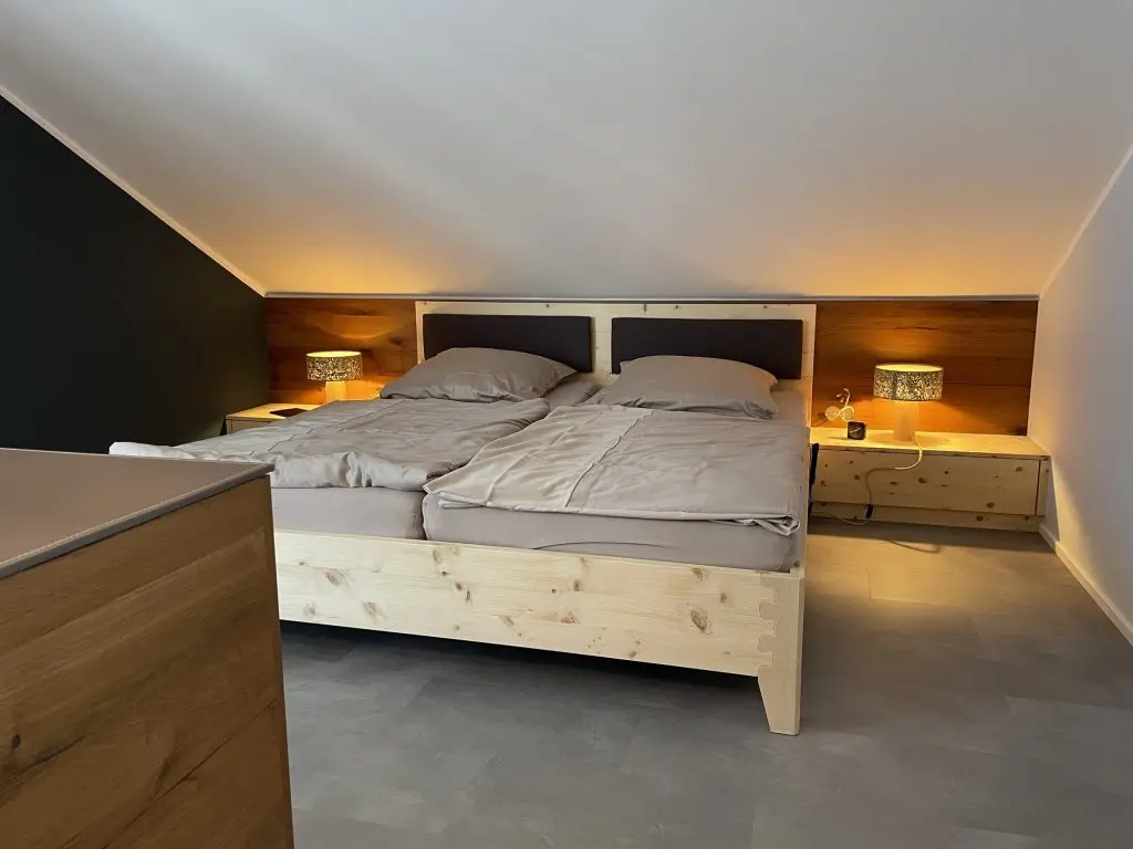 Zirbenbett mit Wandpaneel aus Alteiche