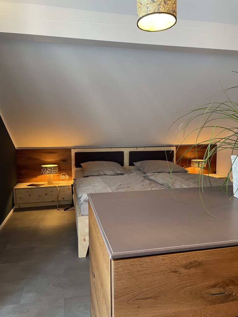 Zirbenbett mit Wandpaneel aus Alteiche – Bild 3