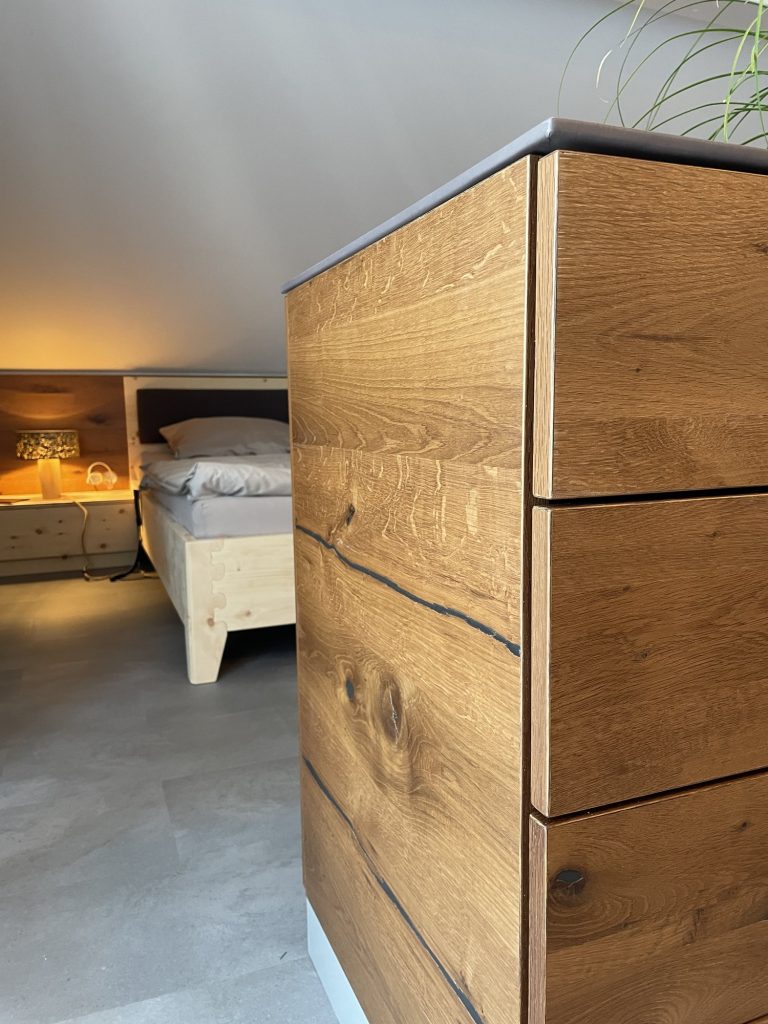 Zirbenbett mit Wandpaneel aus Alteiche – Bild 4