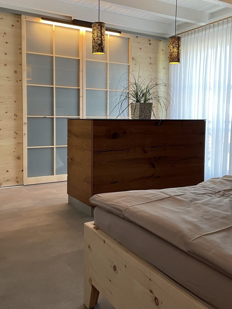 Zirbenbett mit Wandpaneel aus Alteiche – Bild 5