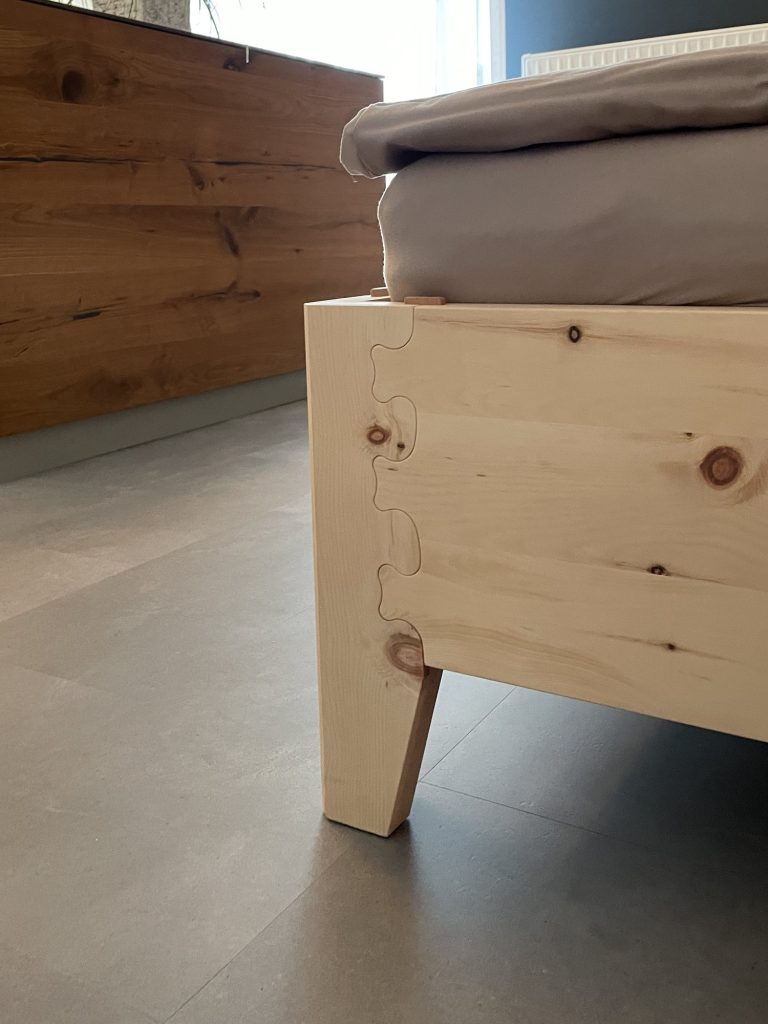 Zirbenbett mit Wandpaneel aus Alteiche – Bild 7