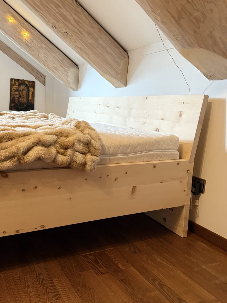Schwebendes Zirbenbett im Alpenchalet – Bild 2