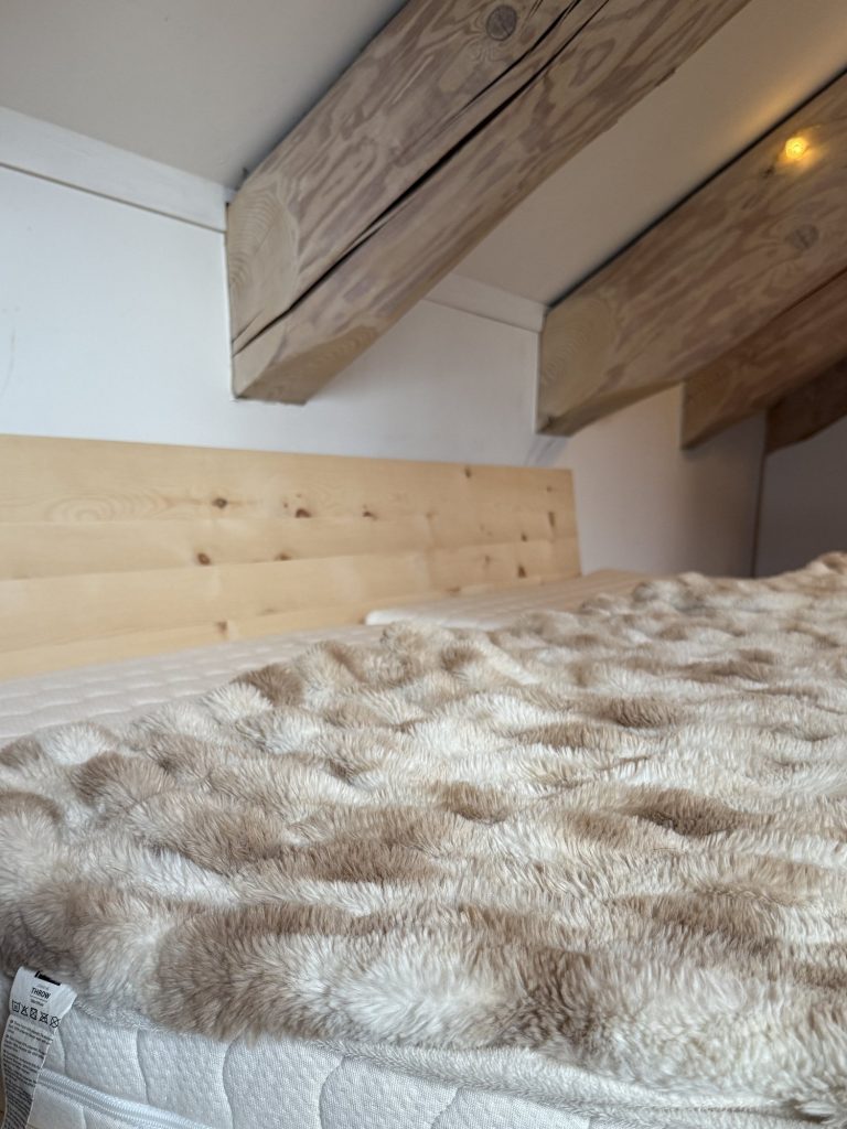 Schwebendes Zirbenbett im Alpenchalet – Bild 3