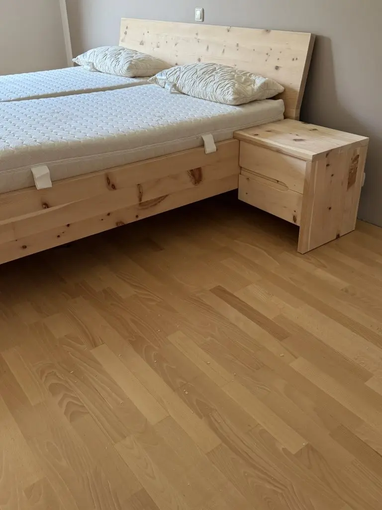 Zirbenbett mit passenden Nachttischen