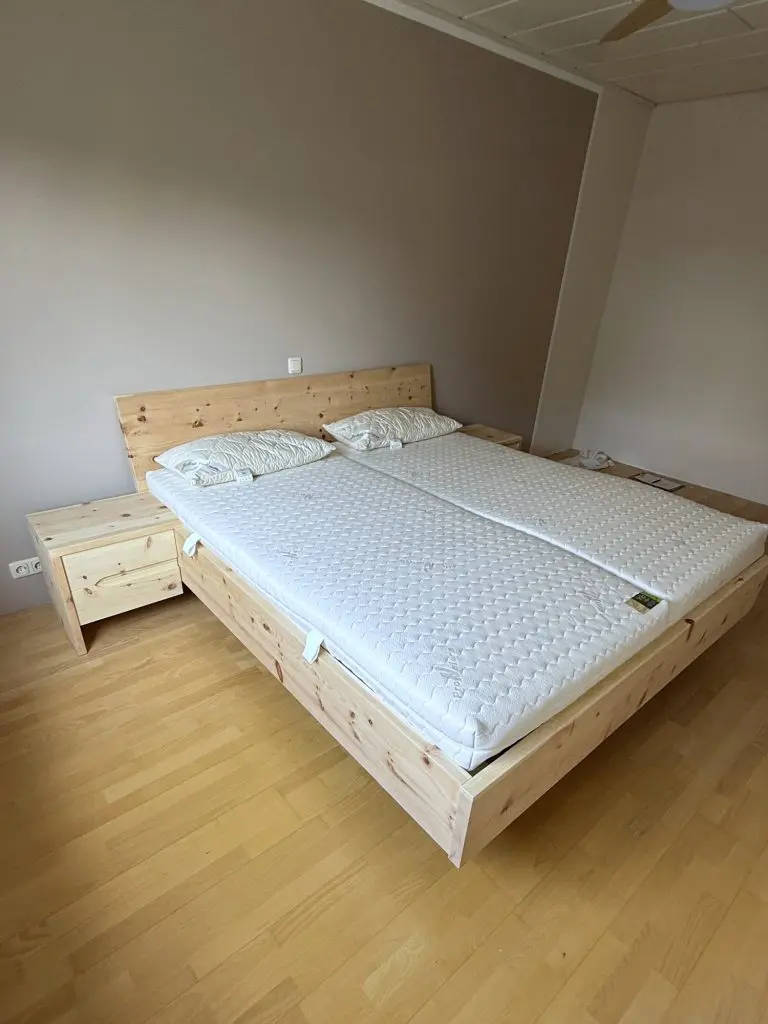 Zirbenbett mit passenden Nachttischen – Bild 2