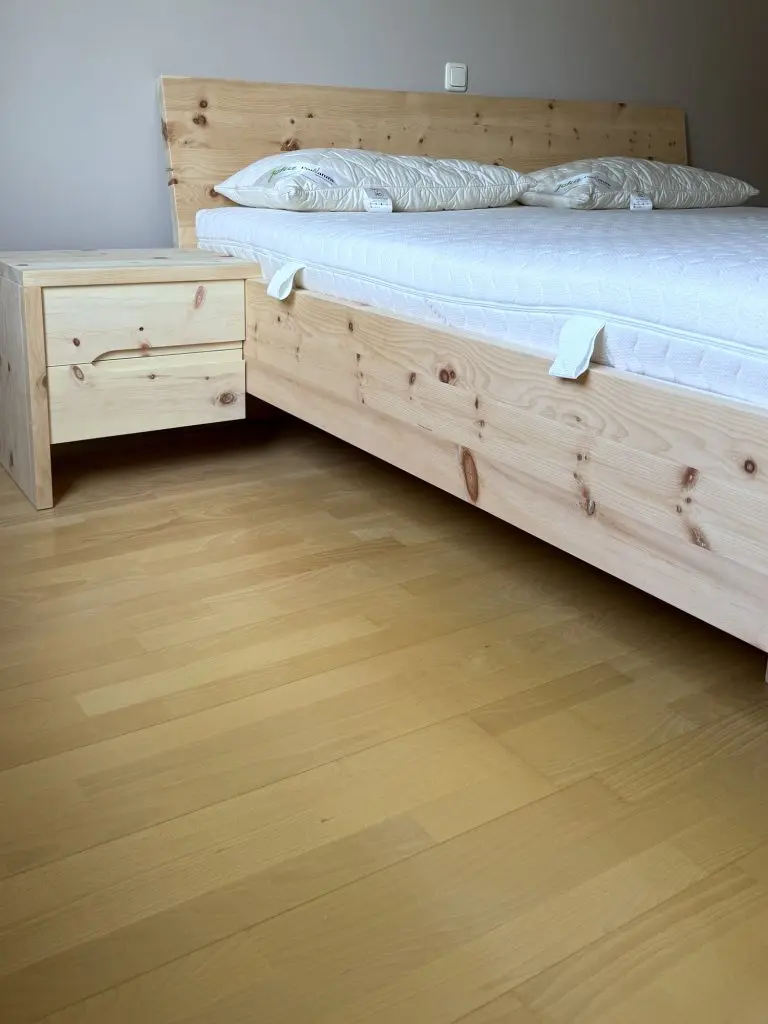 Zirbenbett mit passenden Nachttischen – Bild 3
