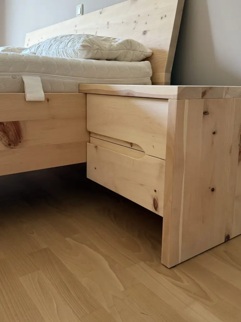 Zirbenbett mit passenden Nachttischen – Bild 4