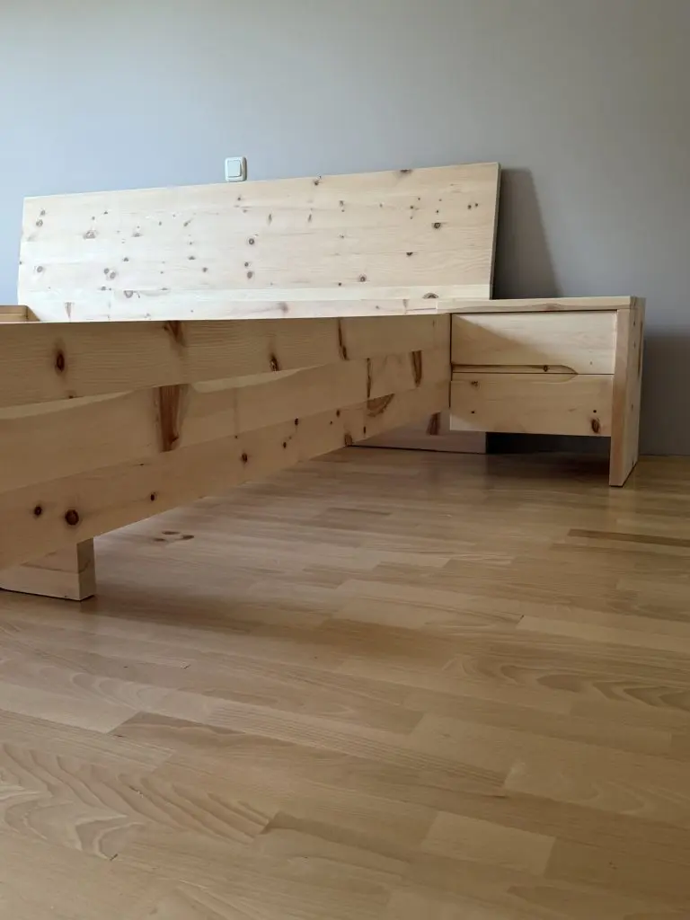Zirbenbett mit passenden Nachttischen – Bild 5