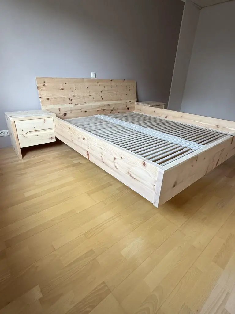 Zirbenbett mit passenden Nachttischen – Bild 6