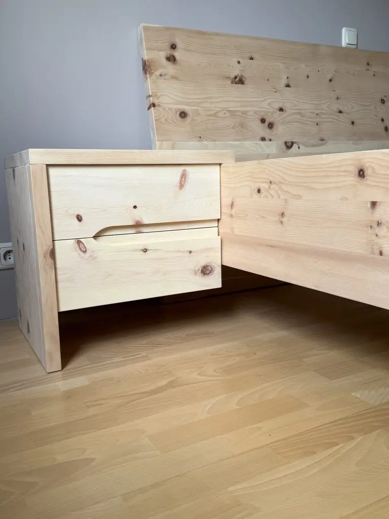 Zirbenbett mit passenden Nachttischen – Bild 7