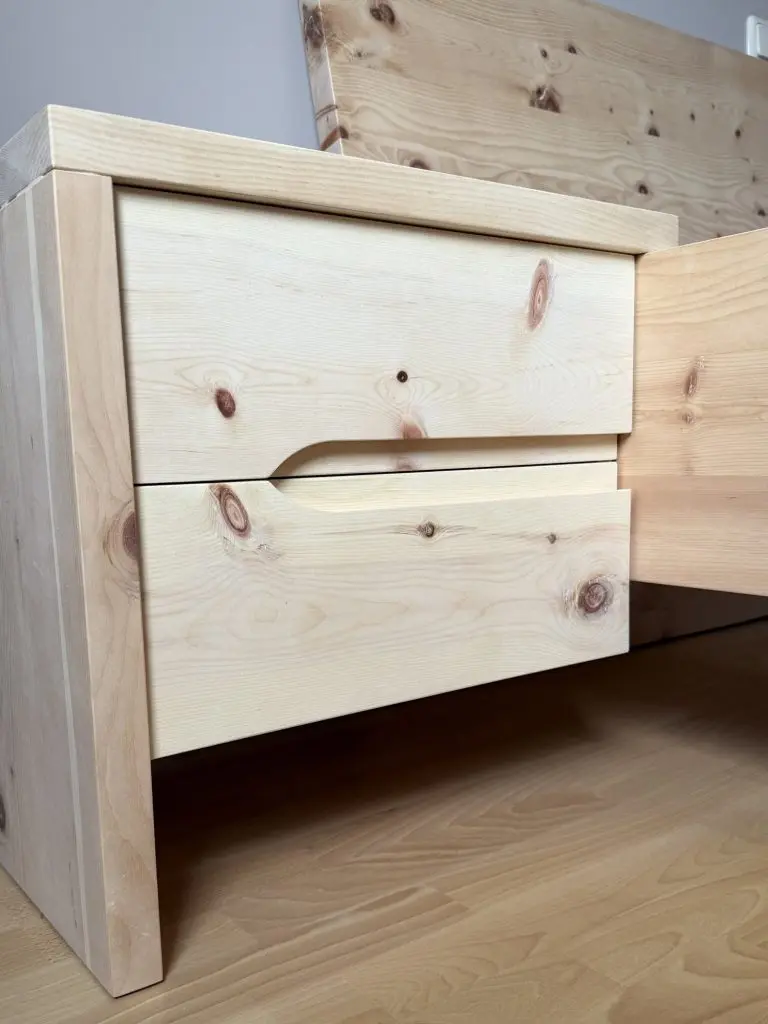 Zirbenbett mit passenden Nachttischen – Bild 8